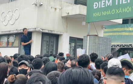 Hỗn loạn chen lấn khi nộp hồ sơ mua nhà ở xã hội tại Hà Nội, một người ngất xỉu