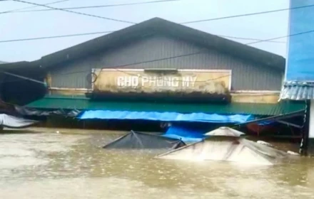 Thương quá Huế ơi, nước dâng cao 5m ngập ngang mái chợ, sơ tán khẩn cấp hơn 500 hộ dân