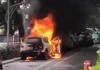 Xe 5 chỗ đỗ sân chung cư tự dưng bốc cháy!