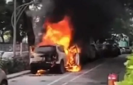 Xe 5 chỗ đỗ sân chung cư tự dưng bốc cháy!