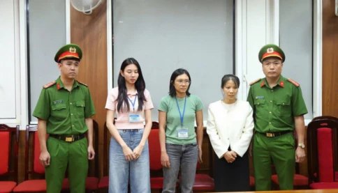 Sáng nay hoa hậu Thùy Tiên, Quang Linh, Hằng Du Mục hầu tòa vụ kẹo Kera