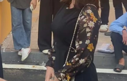 Khoảnh khắc mẹ Hoa hậu Thùy Tiên lặng lẽ đến phiên tòa xét xử con gái sáng nay