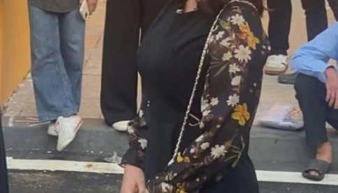 Khoảnh khắc mẹ Hoa hậu Thùy Tiên lặng lẽ đến phiên tòa xét xử con gái sáng nay