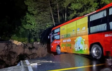 Hú hồn:  Đèo Mimosa sạt lở bị xé toạc, xe khách chạy qua suýt rơi xuống vực