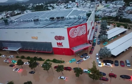 Sáng nay (20/11), tại Siêu thị Go Nha Trang, khu vực Vĩnh Điềm Trung, nước đã lên đến nóc xe ô tô