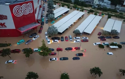Hàng trăm ô tô ở Nha Trang, Quy Nhơn chìm nghỉm trong nước lụt