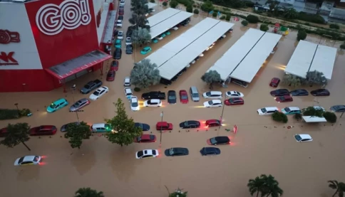 Hàng trăm ô tô ở Nha Trang, Quy Nhơn chìm nghỉm trong nước lụt