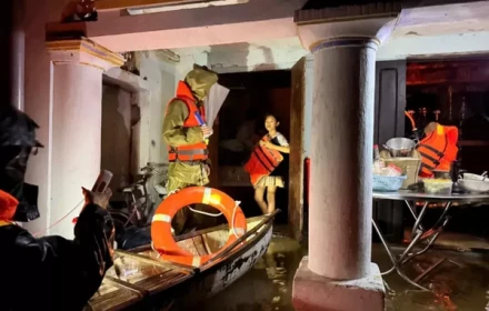 Hàng loạt lời cầu cứu trên mạng, có người nói đã ở trên mái nhà 16 tiếng