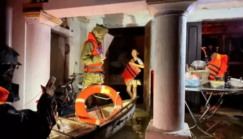 Hàng loạt lời cầu cứu trên mạng, có người nói đã ở trên mái nhà 16 tiếng