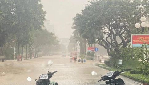 Đã nhìn thấy người dân xách hai can xanh-đen!