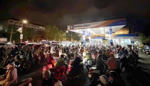 Người dân Đà Lạt đổ xô mua xăng