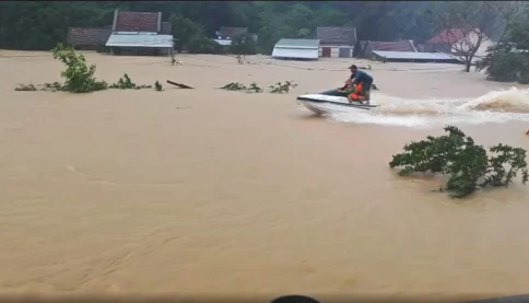Vạn lời kêu cứu xuyên màn đêm ám ảnh trong lũ dữ