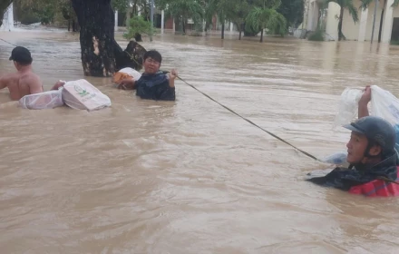 Thầy cô bơi đến trường tiếp tế đồ ăn cho gần 500 học sinh bị ngập