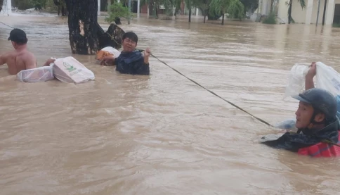 Thầy cô bơi đến trường tiếp tế đồ ăn cho gần 500 học sinh bị ngập