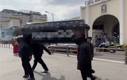 Nhóm khiêng quan tài trước chợ Bến Thành bị truy tố👇