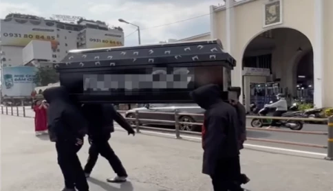 Nhóm khiêng quan tài trước chợ Bến Thành bị truy tố👇