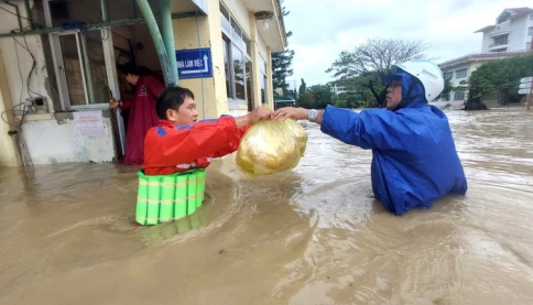 🇻🇳 Tỉnh Gia Lai hỗ trợ khẩn cấp gạo, tiền mặt cho nhân dân bị thiệt hại do mưa lũ lịch sử