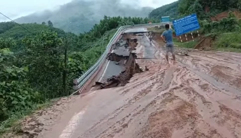Sâu 5m! Tuyến Quốc lộ 27C đèo Khánh Lê, Xã Nam Khánh Vĩnh sạt lở mới nghiêm trọng