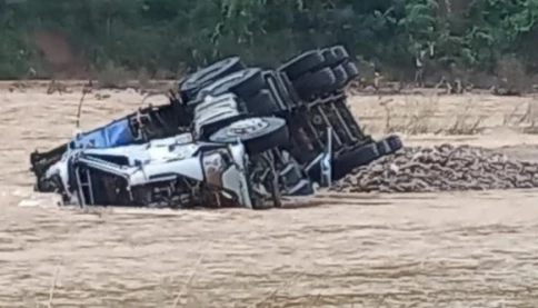 Hôm nay đã đưa tài xế xe tải Quảng Trị về nhà sau khi bị lũ cuốn cách đây 5 ngày!