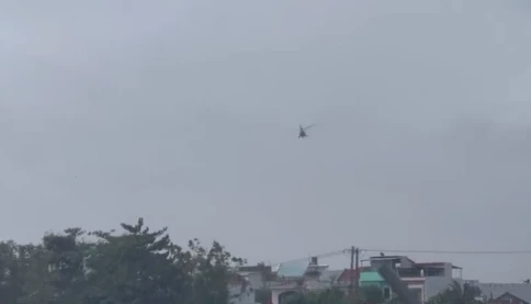 Trực thăng tiếp cận phường Đông Hoà, Đắk Lắk, nhiều khu vực vẫn bị chia cắt sau 5 ngày lũ