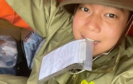 Xúc động với lời nhắn trong tờ giấy nhỏ của một chiến sĩ giúp bà con vùng lũ