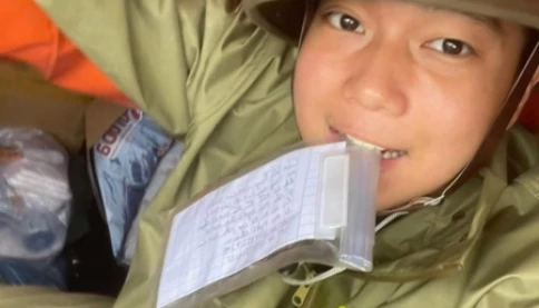 Xúc động với lời nhắn trong tờ giấy nhỏ của một chiến sĩ giúp bà con vùng lũ