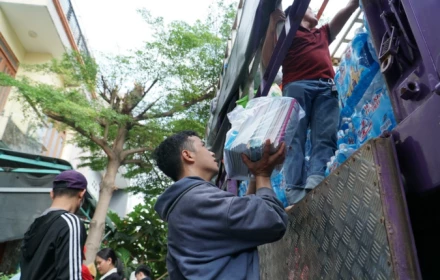 Nữ tài xế 25 tuổi chở hơn 30 tấn hàng từ TPHCM đi cứu trợ miền Trung