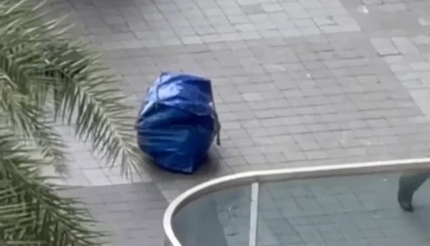 Thấy 2 người đàn kéo theo túi màu xanh bất thường, người dân giữ lại kiểm tra liền tá hoả khi thấy thứ bên trong