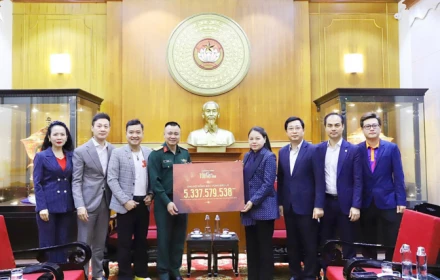 NSND Tự Long, cầu thủ Hồng Sơn đại diện ủng hộ người dân vùng lũ 5,3 tỷ đồng