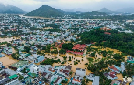 Mưa lũ đồng loạt phá kỷ lục ở miền Trung: Điều gì đang xảy ra?