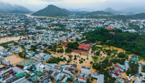 Mưa lũ đồng loạt phá kỷ lục ở miền Trung: Điều gì đang xảy ra?