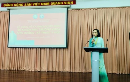 Nữ Phó giáo sư trẻ nhất Việt Nam ngành Y sinh năm 1987, là phó hiệu trưởng của một trường Y, trưởng bộ môn