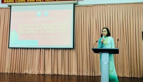 Nữ Phó giáo sư trẻ nhất Việt Nam ngành Y sinh năm 1987, là phó hiệu trưởng của một trường Y, trưởng bộ môn