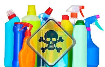 Người trông trẻ bị khởi tố vụ bé 2 tuổi uống chất tẩy rửa tử vong