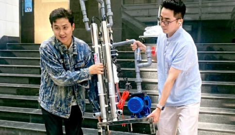Thầy trò trường đại học ở TP.HCM xuyên đêm làm máy lọc nước tặng bà con vùng lũ