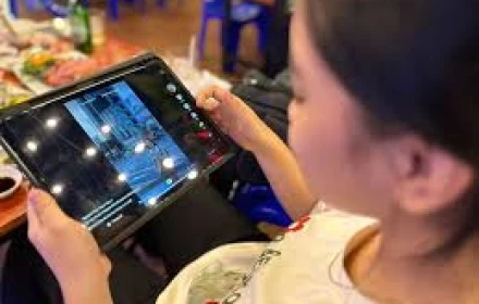 Phụ huynh phàn nàn việc giáo viên giao bài tập về nhà qua Zalo