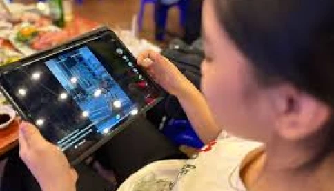 Phụ huynh phàn nàn việc giáo viên giao bài tập về nhà qua Zalo