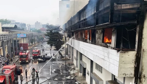 Hình ảnh vụ cháy nhà máy bia Hà Nội ngay lúc này