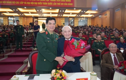 Gia đình đáng kính: Bố là Thiếu tướng, Giáo sư, nguyên Phó giám đốc Học viện Quân y, các con cháu thành danh, giỏi giang