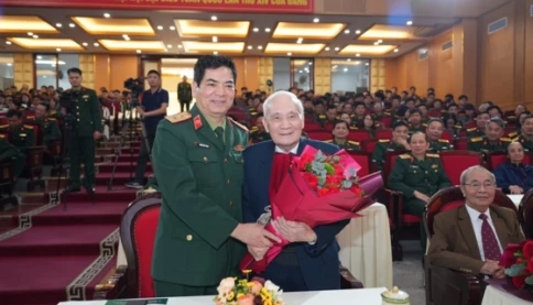 Gia đình đáng kính: Bố là Thiếu tướng, Giáo sư, nguyên Phó giám đốc Học viện Quân y, các con cháu thành danh, giỏi giang