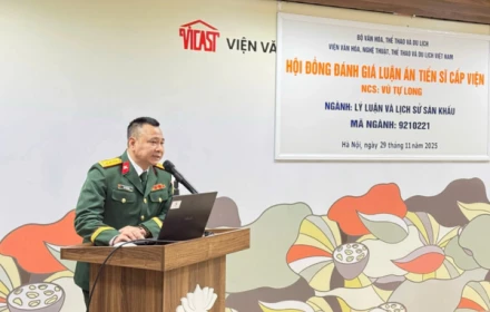 NSND Xuân Bắc mừng Tự Long bảo vệ thành công luận án tiến sĩ