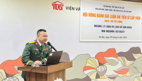 NSND Xuân Bắc mừng Tự Long bảo vệ thành công luận án tiến sĩ