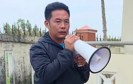 Trưởng thôn 'gây sốt' mạng xã hội vì không cần sổ sách, vẫn gọi đúng tên 3.000 người dân đến nhận cứu trợ sau lũ👇