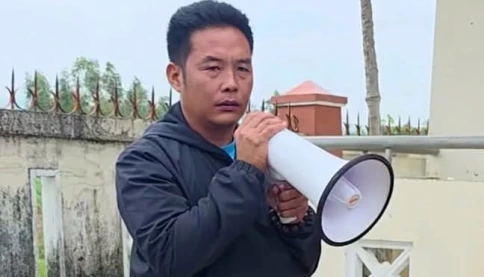 Trưởng thôn 'gây sốt' mạng xã hội vì không cần sổ sách, vẫn gọi đúng tên 3.000 người dân đến nhận cứu trợ sau lũ👇