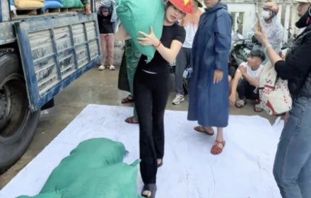 Cô gái Tuyên Quang lái xe 30 tấn, bốc hàng cứu trợ