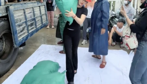 Cô gái Tuyên Quang lái xe 30 tấn, bốc hàng cứu trợ