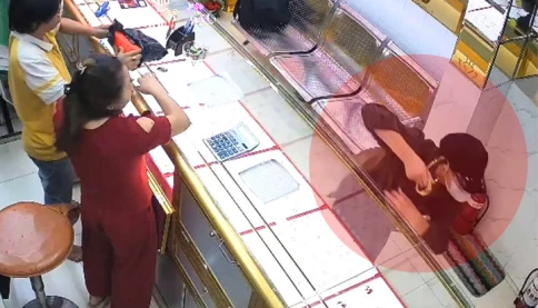 Giả vờ mua vàng rồi cướp bỏ chạy