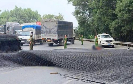 Hàng tấn thép rơi khỏi container, trúng đôi nam nữ đi xe máy