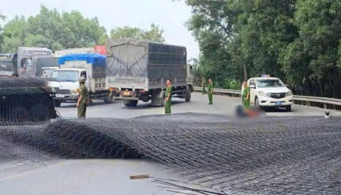 Hàng tấn thép rơi khỏi container, trúng đôi nam nữ đi xe máy