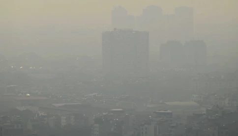 Bụi mịn phủ trắng bầu trời, người dân Hà Nội khó thở sau nhiều ngày ô nhiễm nặng